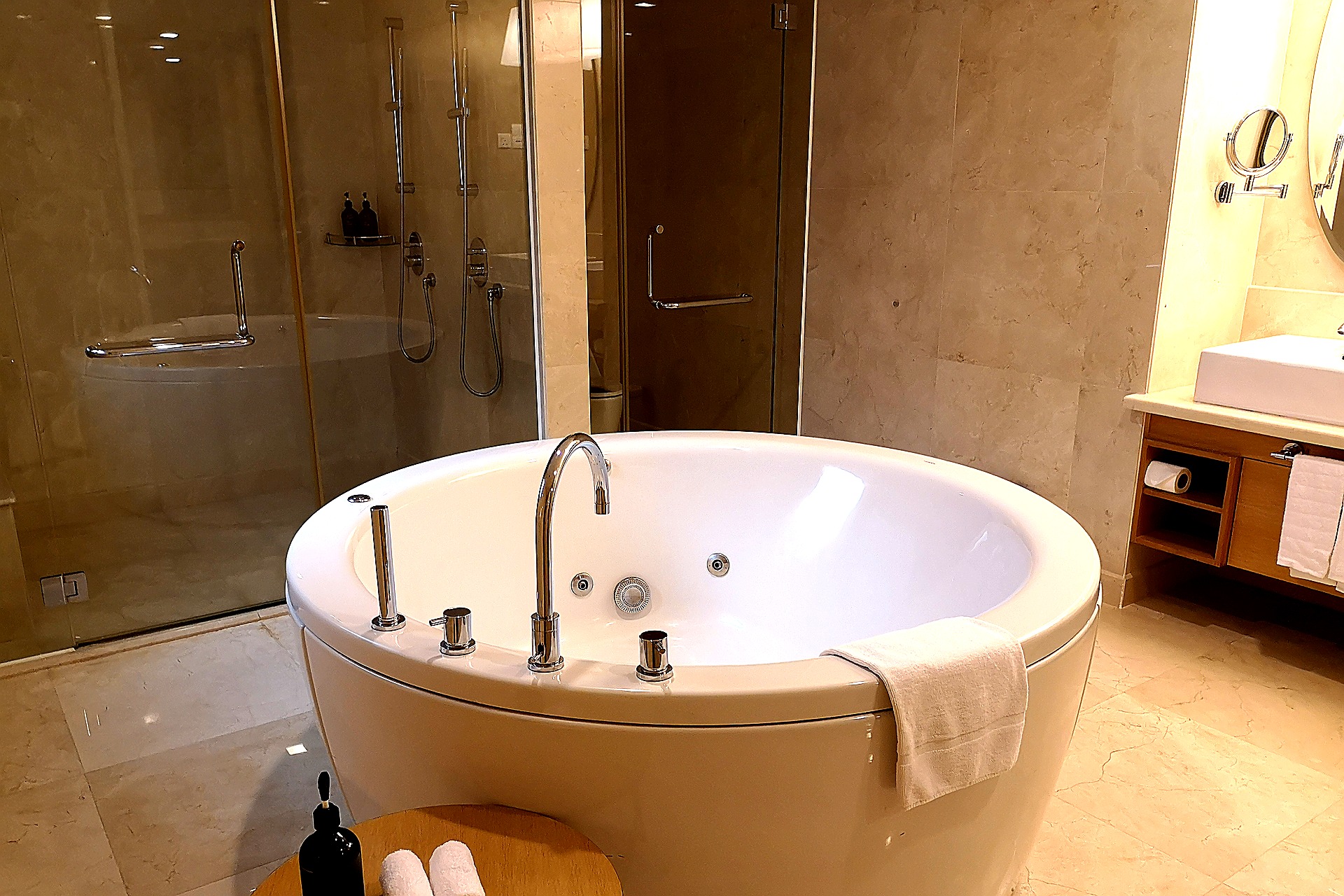 Freestanding jacuzzi tub